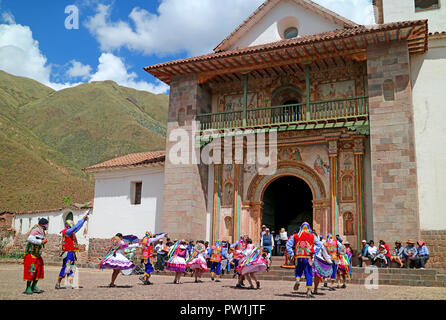 La popolazione locale per celebrare davanti a San Pedro Apostol de Andahuaylillas chiesa il 10 maggio 2018, Andahuaylillas Città, regione di Cusco, Perù Foto Stock