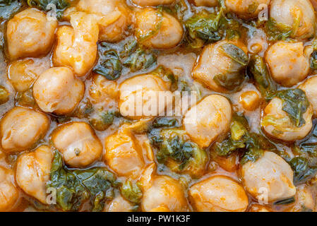 Stufato di ceci con spinaci (potaje). Cucchiaio delizioso piatto per autunno e inverno. I cibi tradizionali. Primo piano. Foto Stock