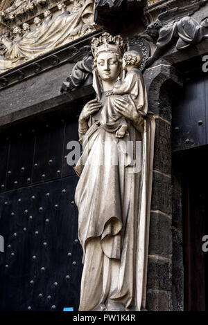 Una statua bianca della maddona e bambino su una parete in il Sint-Janshospitaal Brugge, Belgio, Europa in una luminosa giornata di sole Foto Stock