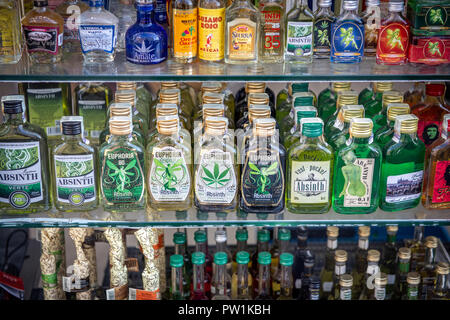 Un assortimento di bottiglie di bevande inebrianti a Praga - Repubblica Ceca Foto Stock