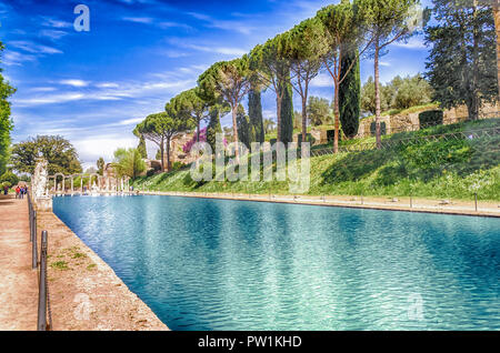 L'antica piscina chiamata Canopus, circondato da sculture greche in Villa Adriana (Villa Adriana), Tivoli, Italia Foto Stock