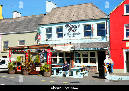 I turisti gustando un drink al di fuori di un tradizionale bar irlandese, Sneem, County Kerry - Giovanni Gollop Foto Stock