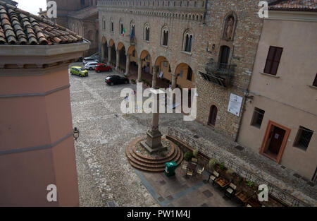 Bertinoro, Forlì-Cesena, Emilia Romagna, Italia. Settembre 20, 2018. La Cattedrale nella piazza principale della città di Bertinoro. Foto Stock