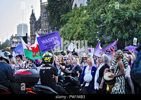 Londra, Donne contro la pensione statale di disuguaglianza campagna di gruppo. Manifestanti blocco strada fuori dal Parlamento. Foto Stock