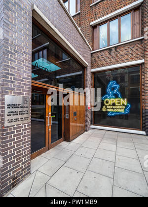 Amnesty International HQ Headquarters at 25 New Inn Yard, London EC2A 3EA, also the Amnesty International Human Rights Action Centre Refugees Welcome Foto Stock