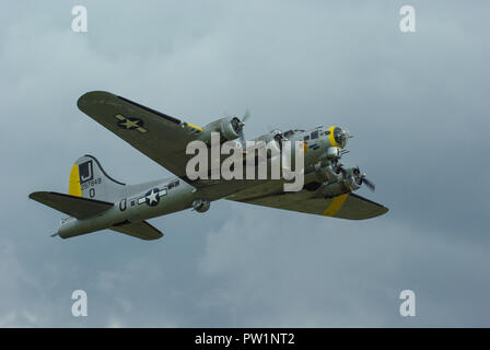 Boeing B-17 Flying Fortress, aereo bombardiere della seconda guerra mondiale di nome Liberty Belle che vola in un airshow. Aeroplano delle forze aeree dell'esercito DEGLI STATI UNITI Foto Stock