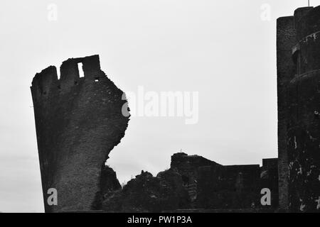 Resti medievali della torre a Castello Caephilly Foto Stock
