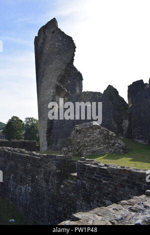 Resti medievali della torre a Castello Caephilly Foto Stock