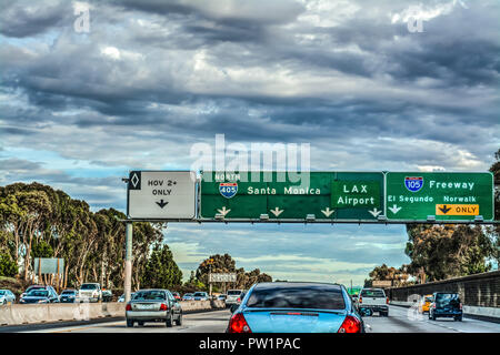 Le indicazioni di uscita in Freeway 405 in direzione di Los Angeles in California Foto Stock