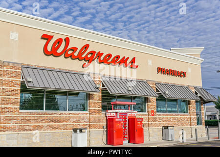 Walgreens Pharmacy anteriore segno esterno e il logo aziendale in Montgomery, Alabama USA. Foto Stock