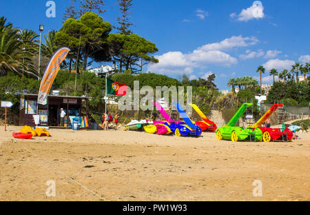 28 Settembre 2018 Un tipico sport acquatici centro di noleggio sul Oura Praia Beach Albuferia in Portogallo con la nazionale portoghese battenti bandiera nel vento Foto Stock