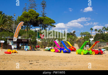 28 Settembre 2018 Un tipico sport acquatici centro di noleggio sul Oura Praia Beach Albuferia in Portogallo con la nazionale portoghese battenti bandiera nel vento Foto Stock