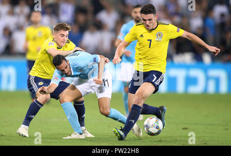 Israele Dan Einbinder battaglie per la palla con la Scozia James Forrest (sinistra) e John McGinn (a destra) durante la UEFA nazioni Campionati del gruppo C1 corrispondono a Sammy Ofer Stadium, Haifa. Foto Stock