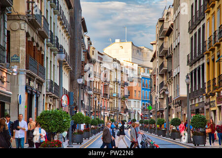 Granada, Spagna-18 Ottobre, 2017: trafficata via dello shopping nel centro storico di Granada centro città Foto Stock
