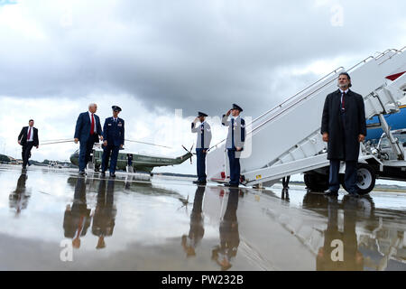 Vice Presidente Mike Pence, (centro-sinistra) è scortato a Air Force due mediante il Mag. John Querl, ufficiale saluto personale di partito prima del Vice Presidenti partenza dalla base comune Andrews, Md., Ottobre 10, 2018. L'ottantanovesimo Airlift Wing offre a livello mondiale speciale missione aria airlift, logistica, porta antenna e comunicazioni per il presidente, vice presidente, membri del gabinetto, lottatori comandanti e altri alti funzionari militari e dirigenti eletti come incaricato dalla Casa Bianca, Air Force capo del personale e di mobilità in aria il comando. (U.S. Air Force foto/Staff Sgt. Kenny Holston) Foto Stock