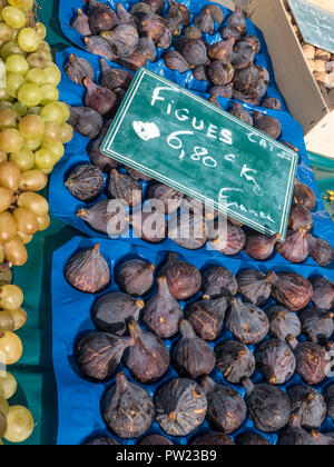 CONCARNEAU MERCATO ALL'APERTO FRANCESE DI STALLO FIGURE FIGUES DISPLAY dal Languedoc-Roussillon Francia Foto Stock