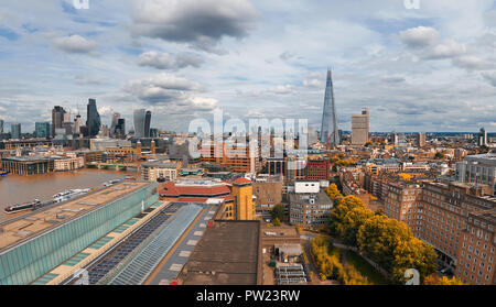 Panoramica vista aerea con la Shard, grattacieli della City di Londra e dello skyline di Londra in un cupo Nuvoloso Giorno in autunno, tonica immagine Foto Stock