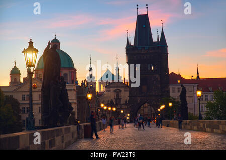 Charles Bridge all'alba: sagome di Old Bridge Tower, le chiese e le guglie della vecchia Praga su un sunrise Foto Stock