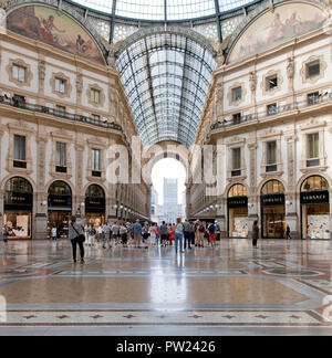 La gente in Galleria Vittorio Emanuele II, più antiche d'Italia shopping attivo mal. Un importante punto di riferimento di Milano, Italia, è a quattro piani arcade doppia ho Foto Stock