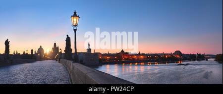 Praga, immagine panoramica del Ponte Carlo e del fiume Moldava al mattino presto con un irriconoscibile turisti e fotografi in attesa sul ponte f Foto Stock