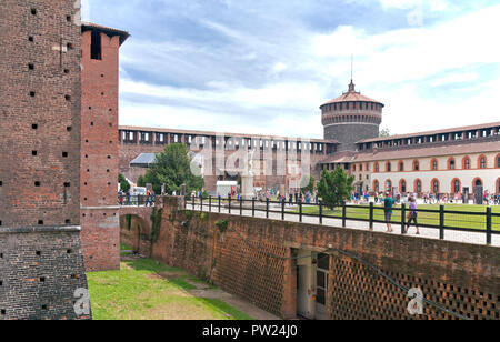 Milano Castello Sforzesco (Italiano: il Castello Sforzesco) è stata costruita nel XV secolo da Francesco Sforza, duca di Milano, sui resti di una 14th-centur Foto Stock