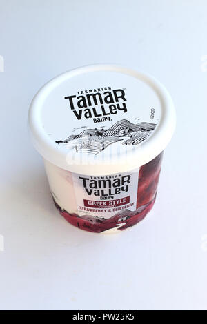 Tamar Valley Dairy fragola e Berry yogurt aromatizzati contro lo sfondo di legno Foto Stock
