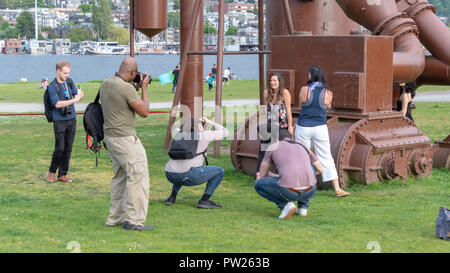 SEATTLE, WA, 6 maggio 2018: membri di un locale di Seattle gruppo fotografia di affinare le proprie abilità ritrattistica su un incantevole, disposti modello. Foto Stock