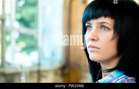 Ritratto all'aperto di bella giovane donna brunetta. Foto Stock