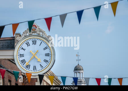 Vecchio orologio antichi sporgente da un edificio nella città di Rochester, Kent, Regno Unito Foto Stock