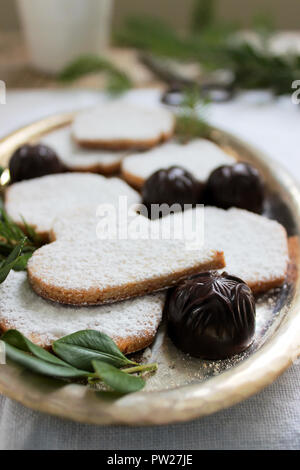 Gingerbread cookie, caramelle e cacao, decorata con abete e rami di legno di bosso. Messa a fuoco selettiva. Foto Stock