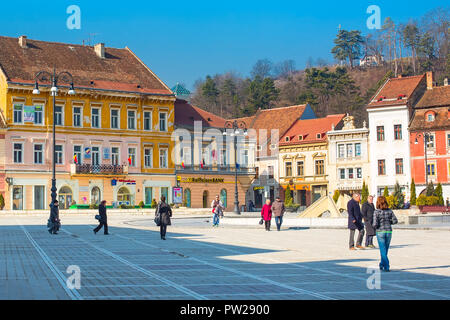 Brasov, Romania - 24 Marzo 2015: Consiglio Square, Piata Sfatului nel centro di Brasov, persone vicino ad essa Foto Stock