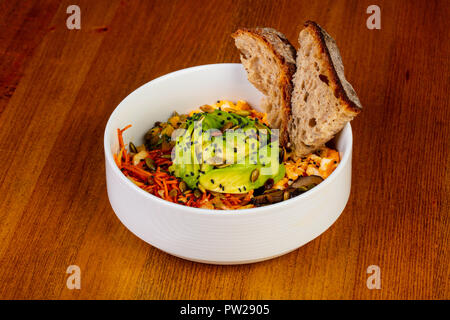 La prima colazione con uova e avocado Foto Stock