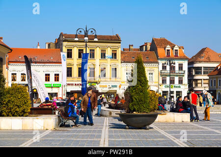 Brasov, Romania - 24 Marzo 2015: la piazza del Consiglio Piata Sfatului nel centro di Brasov e persone Foto Stock