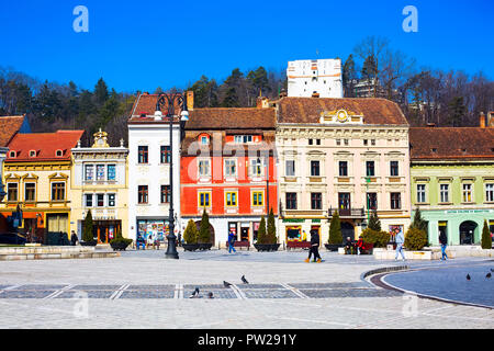Brasov, Romania - 24 Marzo 2015: la piazza del Consiglio Piata Sfatului nel centro di Brasov e persone Foto Stock