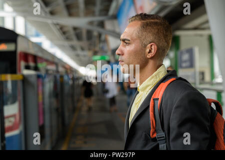 Bello il persiano imprenditore ad esplorare la città di Bangkok, tailandese Foto Stock