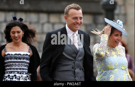 Gli ospiti arrivano durante il matrimonio della Principessa Eugenie a Jack Brooksbank presso alla cappella di San Giorgio nel Castello di Windsor Foto Stock