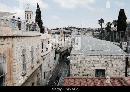 Gerusalemme, Israele. 11 ottobre, 2018. Una vista delle Suore di Sion Convento tetto (sinistra) sulla via Dolorsa in Gerusalemme la città vecchia. Foto Stock