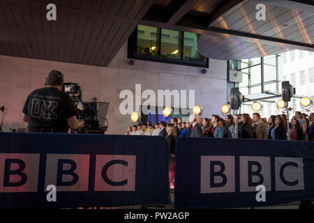 Un cameraman della BBC opera la sua attrezzatura durante una prova per un'outside broadcast per uno spettacolo al Broadcasting House, il 4 ottobre 2018, a Londra, in Inghilterra. Foto Stock