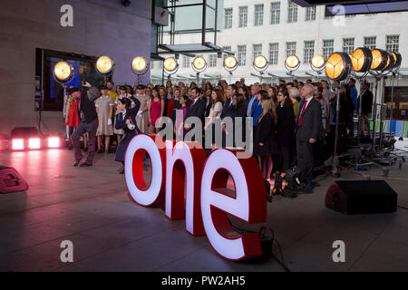Un coro provano a Mary Poppins canzone durante un'outside broadcast per uno spettacolo al Broadcasting House, il 4 ottobre 2018, a Londra, in Inghilterra. Foto Stock