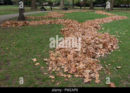 Una pila ordinata di foglie di autunno riuniti in ordinate tumuli in Russell Square Park il 8 ottobre 2018, a Londra, in Inghilterra. Foto Stock