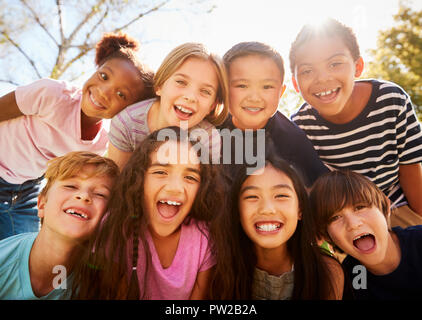 Multi-etnico gruppo di scolari in gita scolastica, sorridente Foto Stock