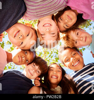 Un gruppo di bambini all'aperto che guarda alla fotocamera, formato quadrato Foto Stock