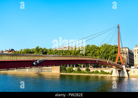 Palazzo di Giustizia passerella sul fiume Saone a Lione - Auvergne-Rhone-Alpes, Francia Foto Stock