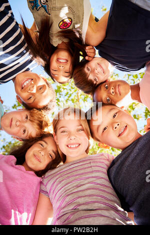 Un gruppo di bambini all'aperto che guarda fotocamera,verticale a Foto Stock