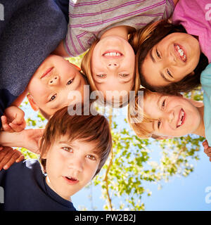 Cinque allievi in piedi in cerchio e sorridente Foto Stock