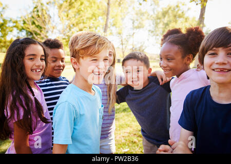 Multi-etnico gruppo di scolari in gita scolastica Foto Stock