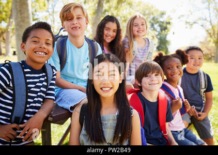 Multi-etnico gruppo di scolari in gita scolastica Foto Stock