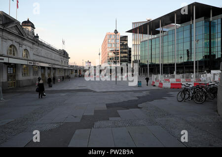 La nuova BBC Cardiff Foster & Partners edificio di fronte alla Cardiff stazione ferroviaria in piazza centrale di Cardiff Wales UK KATHY DEWITT Foto Stock