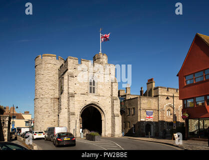 Regno Unito, Kent, Canterbury, St Dunstan Street, Westgate Towers, traffico passando gateway Foto Stock