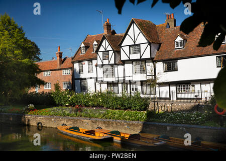 Regno Unito, Kent, Canterbury, antica le case con la struttura in legno in Westgate Grove da Westgate giardini accanto a sterline sul grande fiume Stour Foto Stock